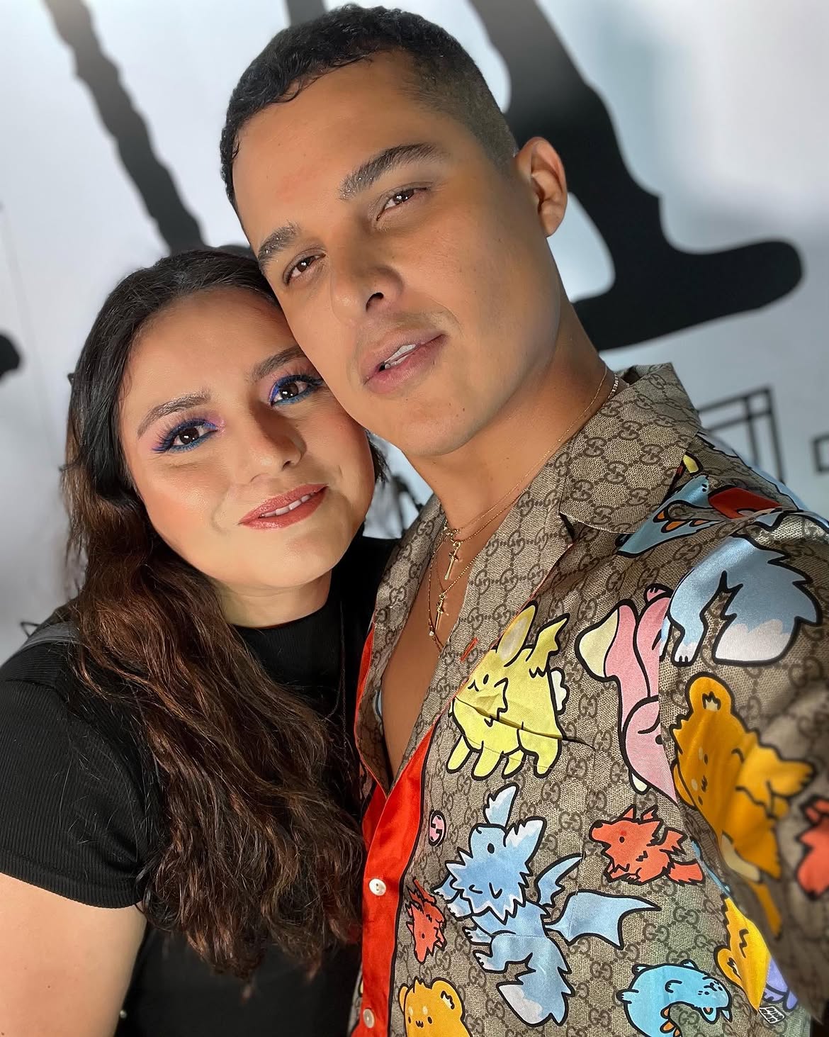 Karen Velguti durante una experiencia de maquillaje profesional