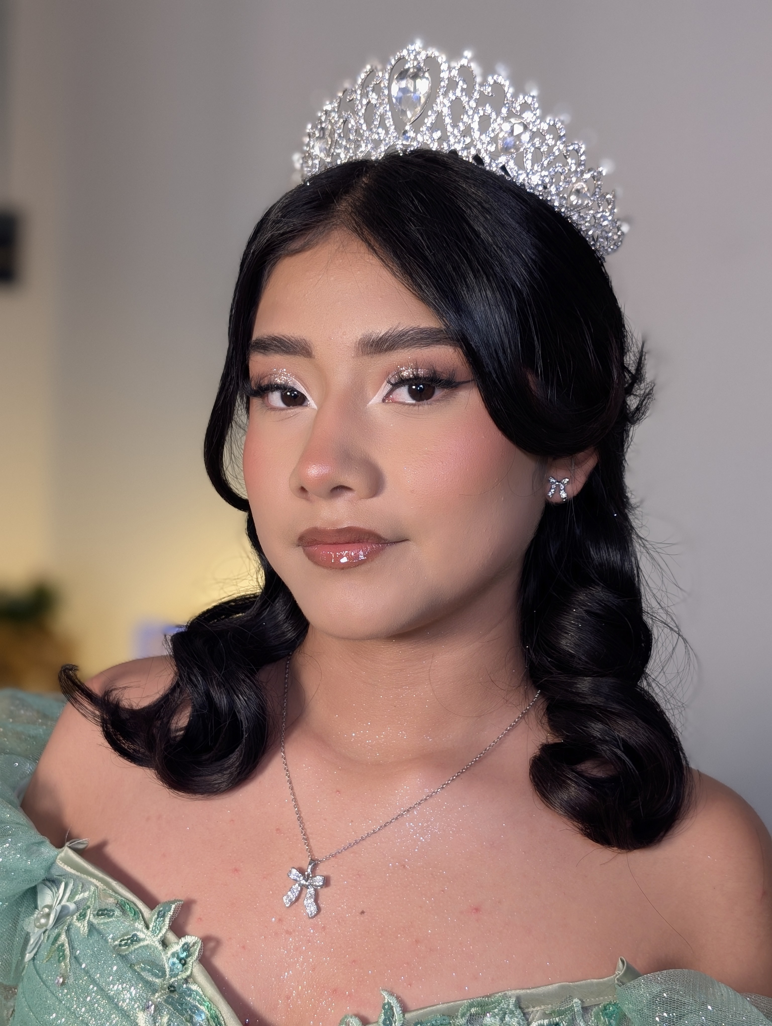 Maquillaje luminoso de quinceañera realizado por Karen Velguti